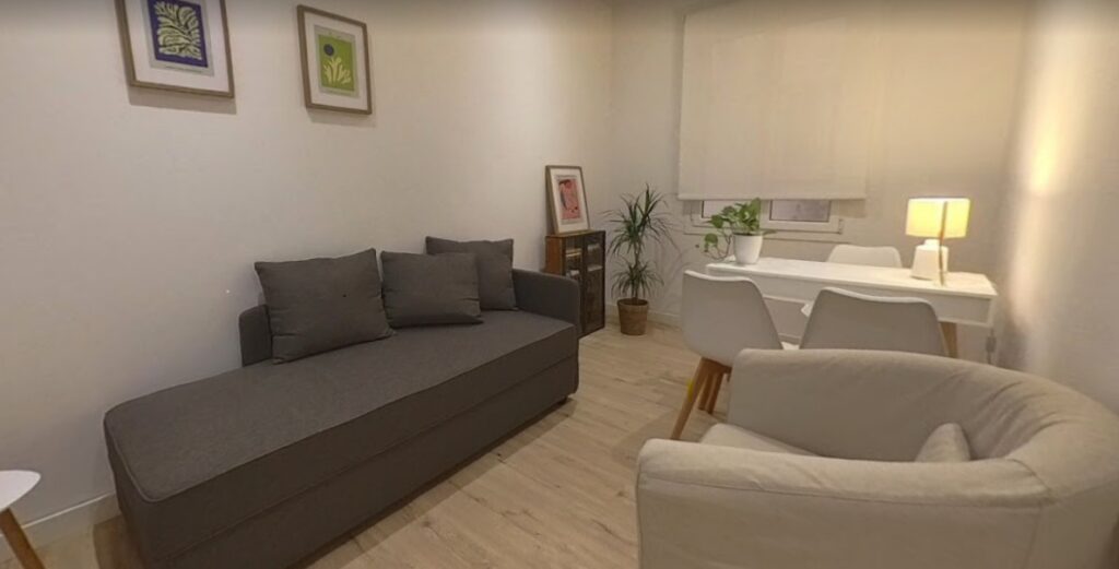 Sala de consulta acogedora con muebles modernos en el Centre Psicològic Pàdua de Barcelona.
